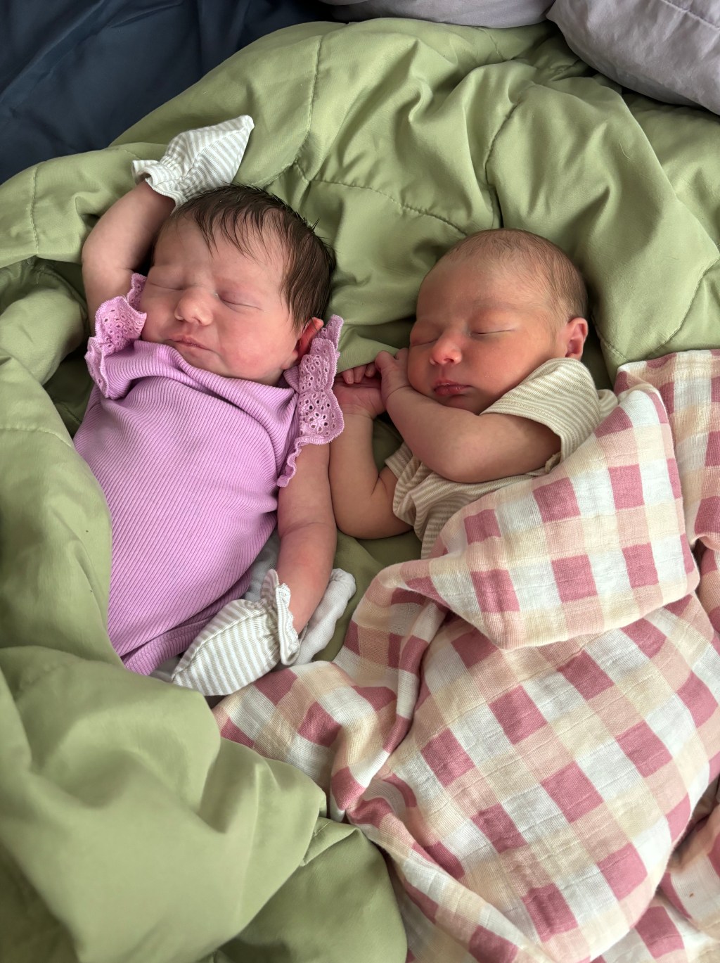 Double freebirth, after 3 weeks of prodromal labor and giving birth that morning, Mckayla supported her sister and first-time mom mid labor in last minute freebirth&nbsp;decisions.